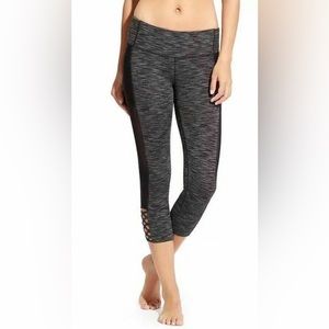 Women's Athleta Mesh Mind Over Mat 227787 Capri Pants Sz XS Gray/Black